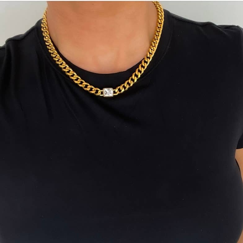 CHAIN WITH DIAMOND PENDANT NECKLACE