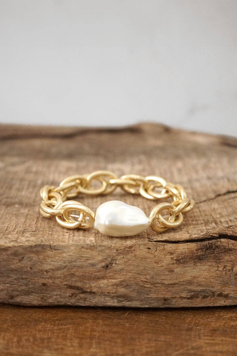 Chunky Chain with a large pearl Bracelet in Worn Gold