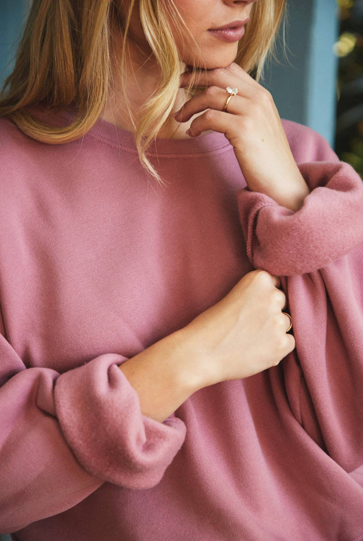 WEEKENDS COFFEE AND DOGS  Mid Graphic Sweatshirt: ROSE