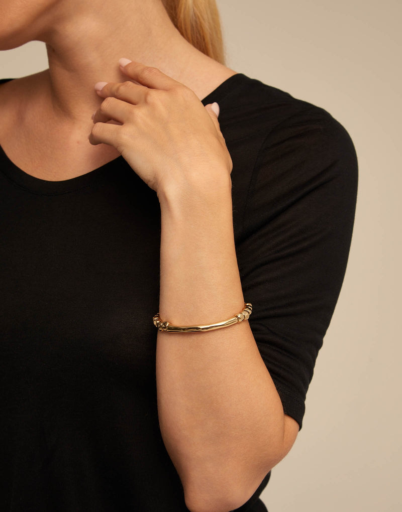 UNOde50 Beaded stretch bracelet with tubular piece- Gold