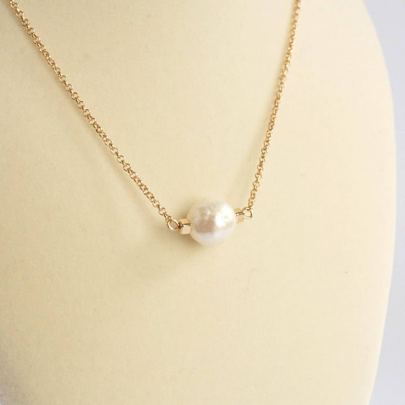 Short dainty necklace with a Pearl in gold tone