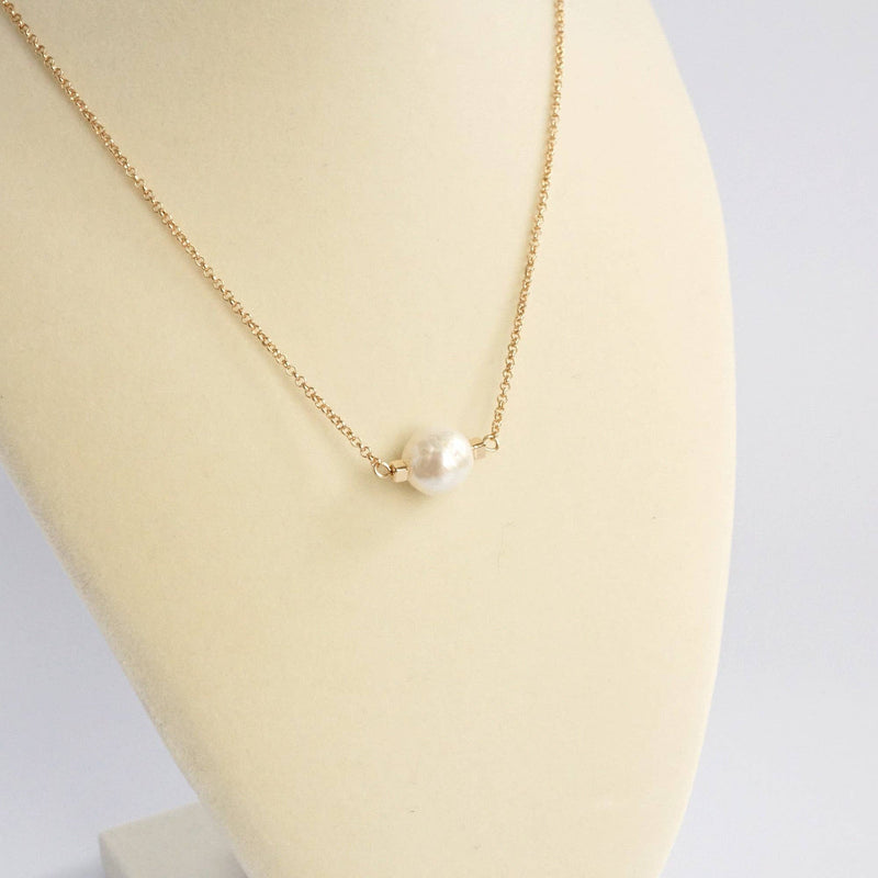 Short dainty necklace with a Pearl in gold tone